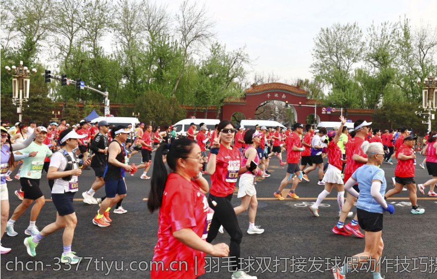 羽毛球双打接发球假动作技巧提升与比赛应用详解